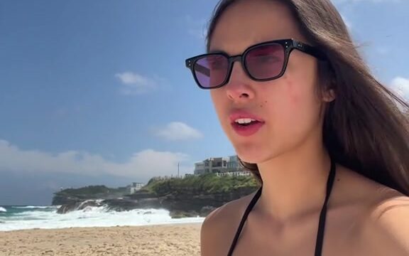 Olivia Rodrigo nude video on the beach is hot trending!!!