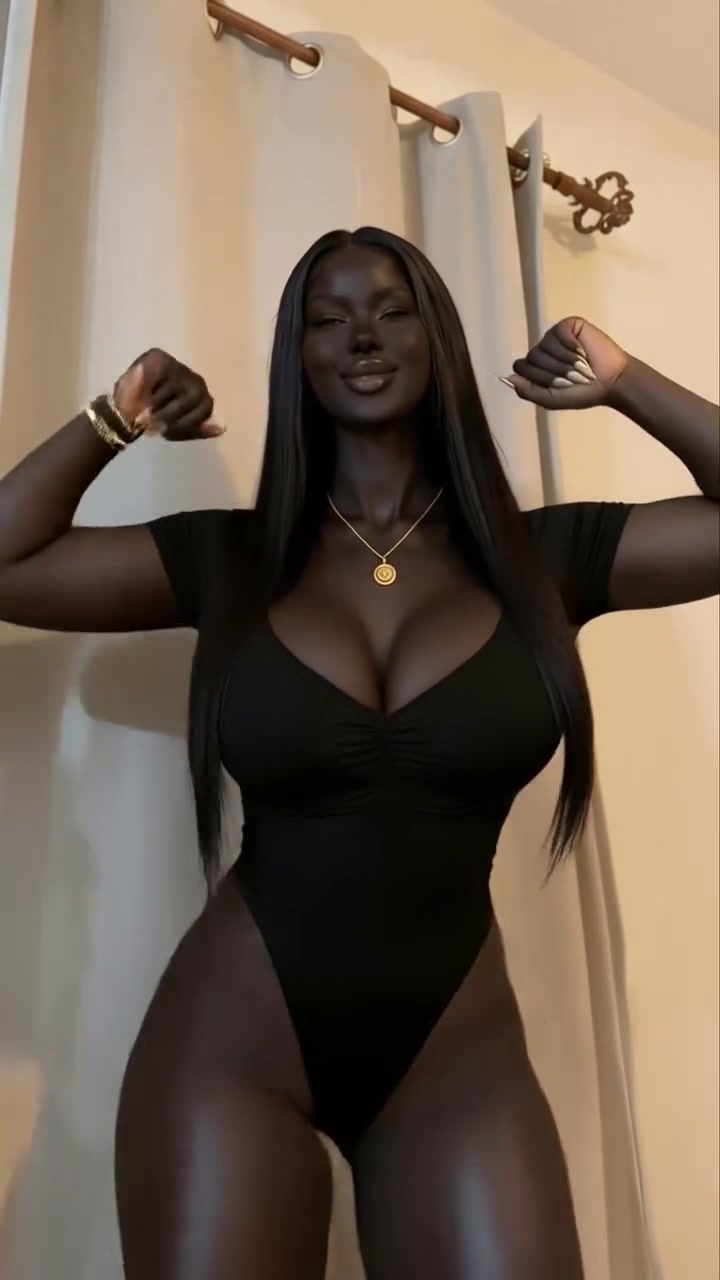 Alicia Kinnaird – Are You Mesmerized By Her Perfect Body???