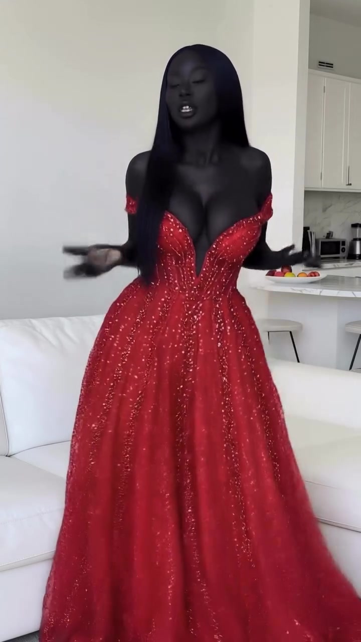 Alicia Kinnaird – Does Her Perfect Figure Captivate You???